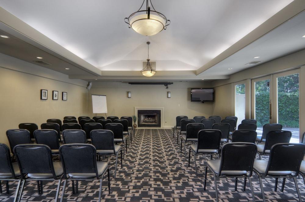 University Park Inn & Suites Davis Extérieur photo