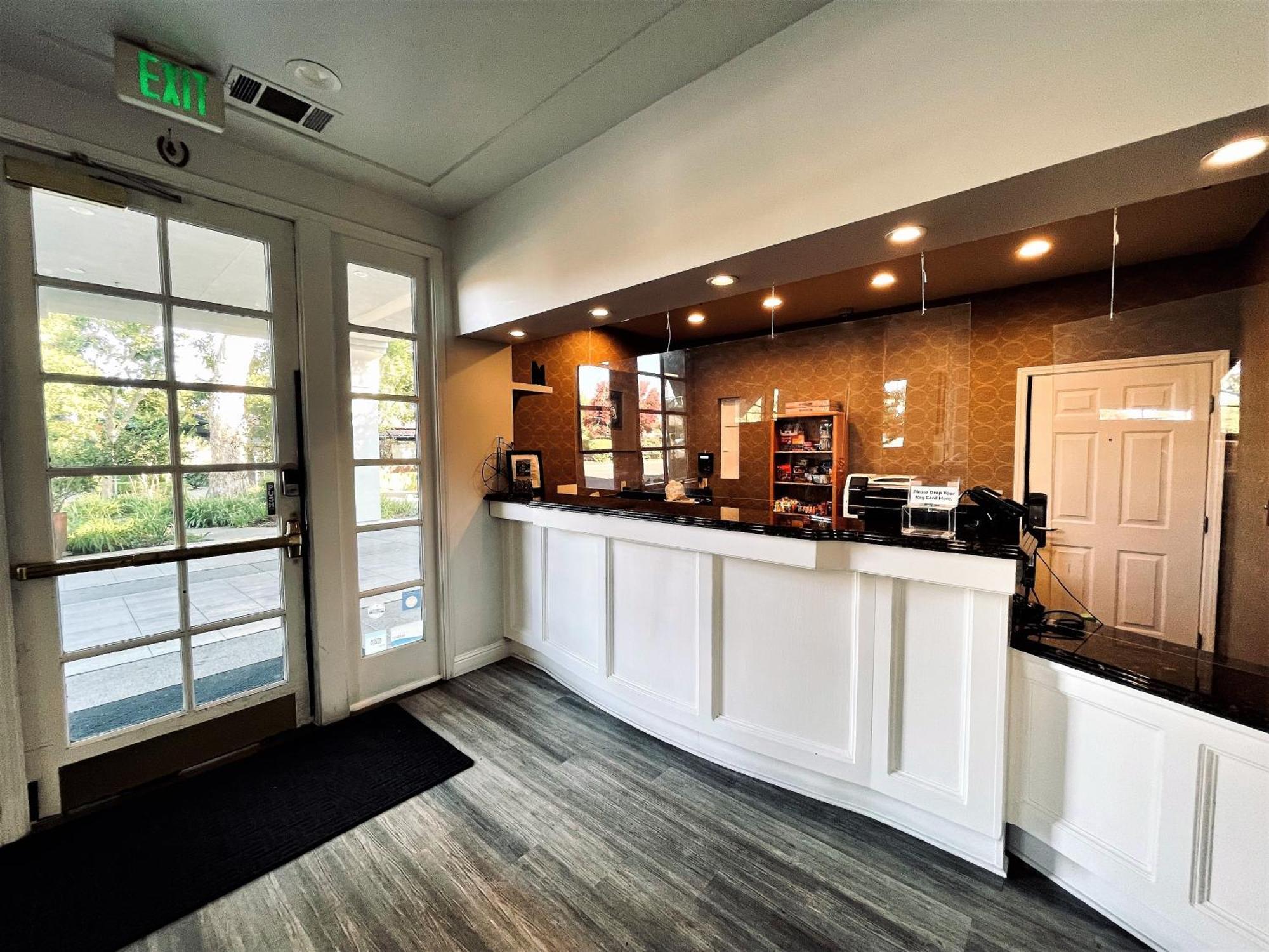 University Park Inn & Suites Davis Extérieur photo