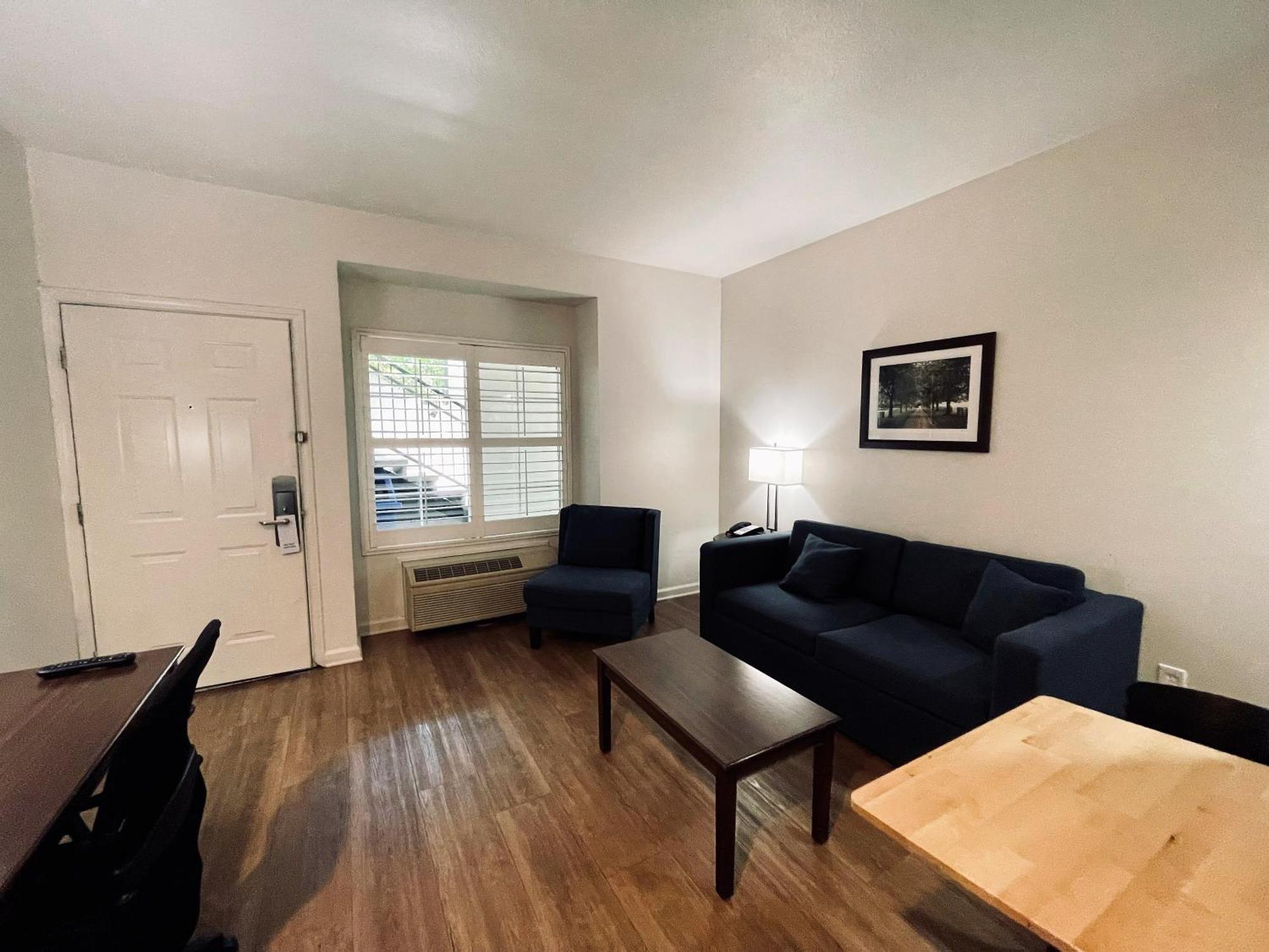 University Park Inn & Suites Davis Extérieur photo