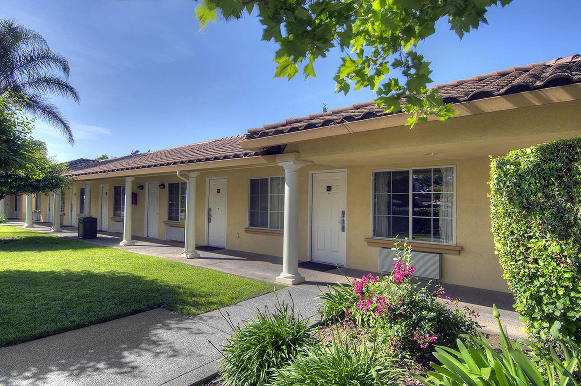 University Park Inn & Suites Davis Extérieur photo