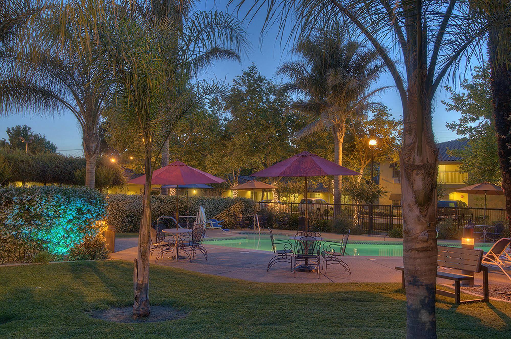 University Park Inn & Suites Davis Extérieur photo