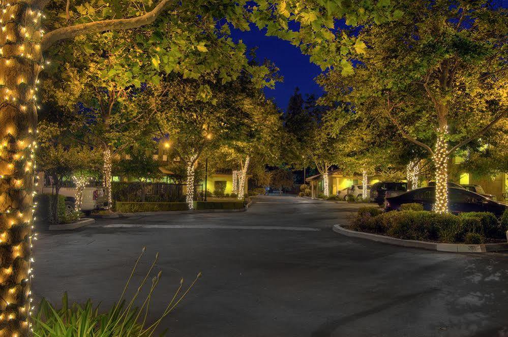 University Park Inn & Suites Davis Extérieur photo